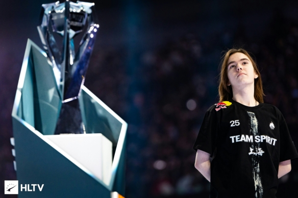 BLG被TES零封，打野脸探草丛，失误不断，又要背锅了